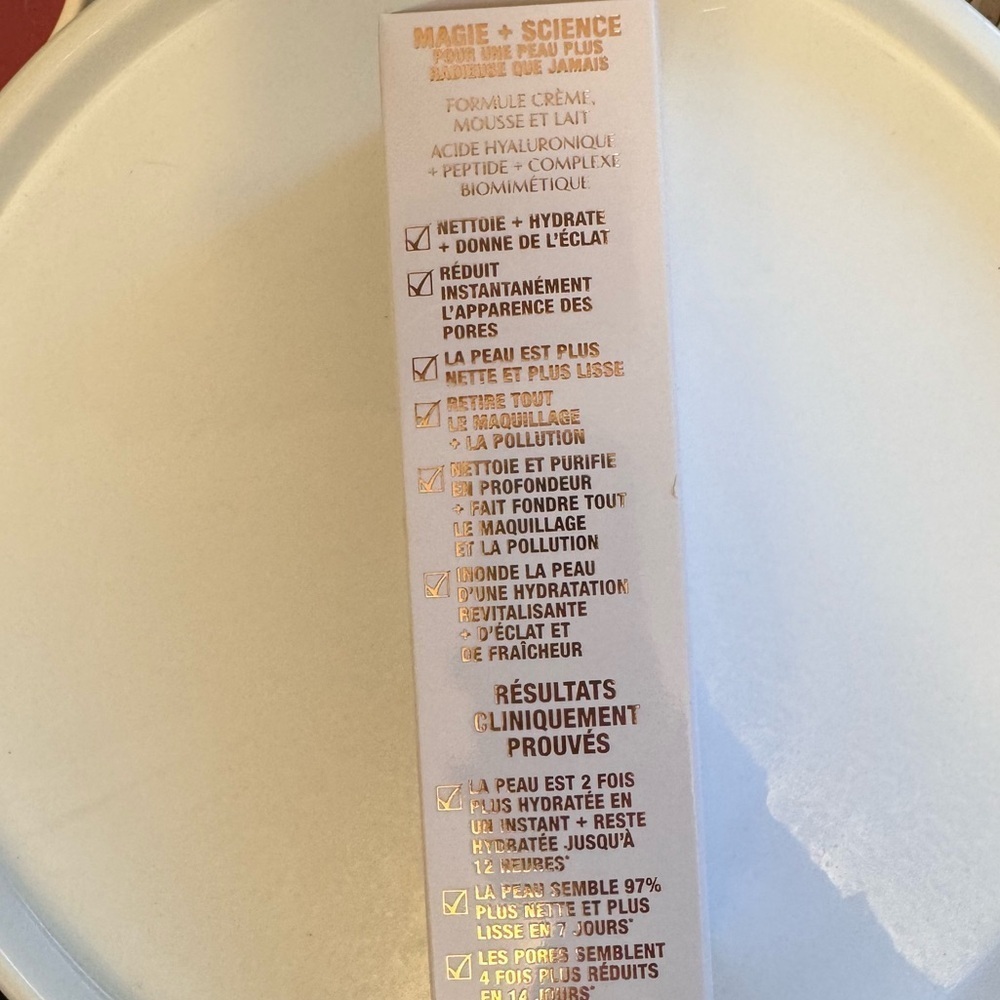 Charlotte Tilbury- Charlotte’s Magic Hydration Revival Cleanser - Picture 10 of 12